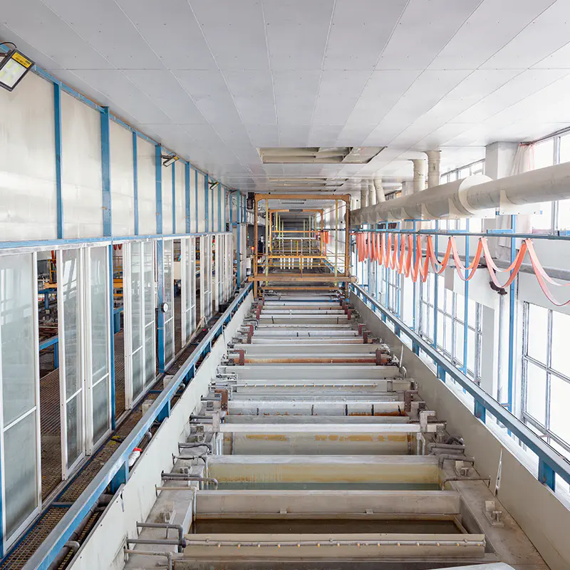 Elektroforesproduktionsverkstad - Syn på produktionslinjen för oxidation och elektrofores